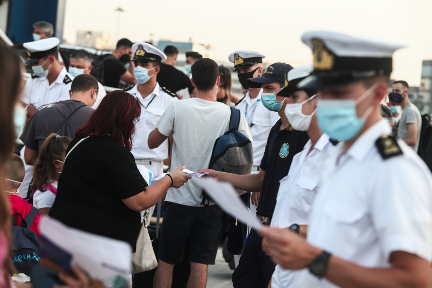 «Βούλιαξε» ο Πειραιάς από τους αδειούχους: Το αδιαχώρητο στο λιμάνι για το ταξίδι προς τα νησιά