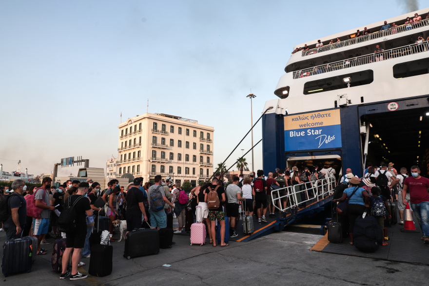 «Βούλιαξε» ο Πειραιάς από τους αδειούχους: Το αδιαχώρητο στο λιμάνι για το ταξίδι προς τα νησιά