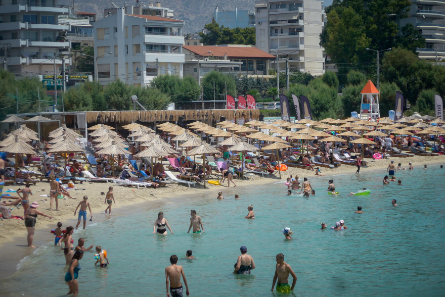Καύσωνας: Στις παραλίες οι Αθηναίοι για «ανάσες δροσιάς» - Δωρεάν είσοδος σε οργανωμένες πλαζ  - Δείτε φωτογραφίες