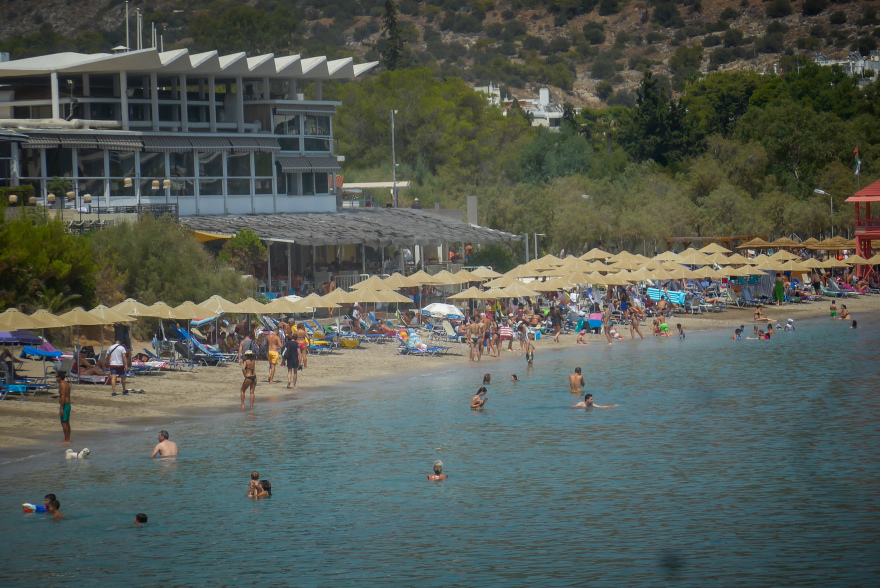 Καύσωνας: Στις παραλίες οι Αθηναίοι για «ανάσες δροσιάς» - Δωρεάν είσοδος σε οργανωμένες πλαζ  - Δείτε φωτογραφίες
