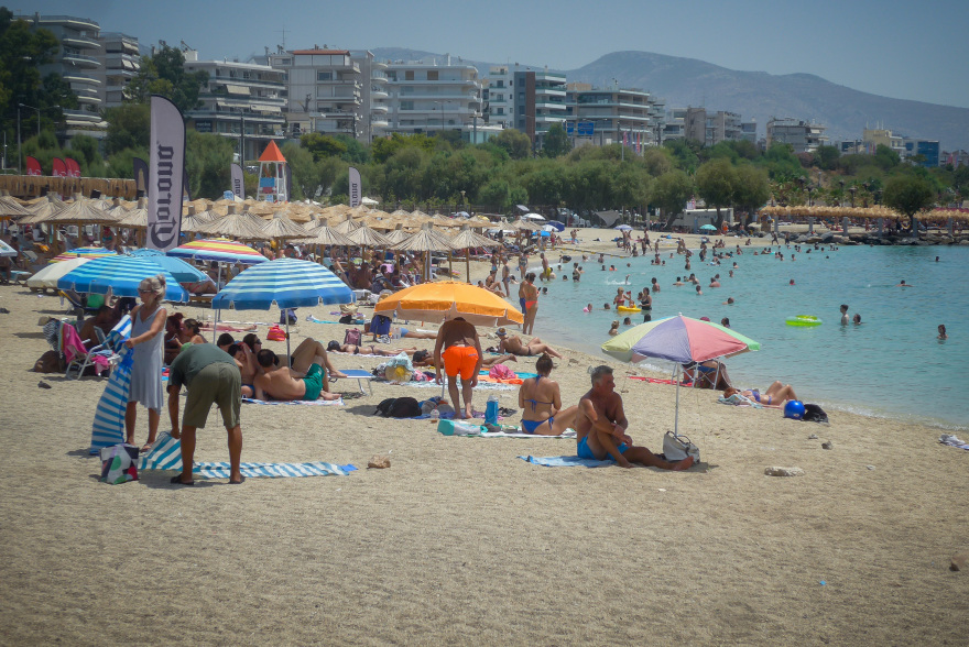 Καύσωνας: Στις παραλίες οι Αθηναίοι για «ανάσες δροσιάς» - Δωρεάν είσοδος σε οργανωμένες πλαζ  - Δείτε φωτογραφίες