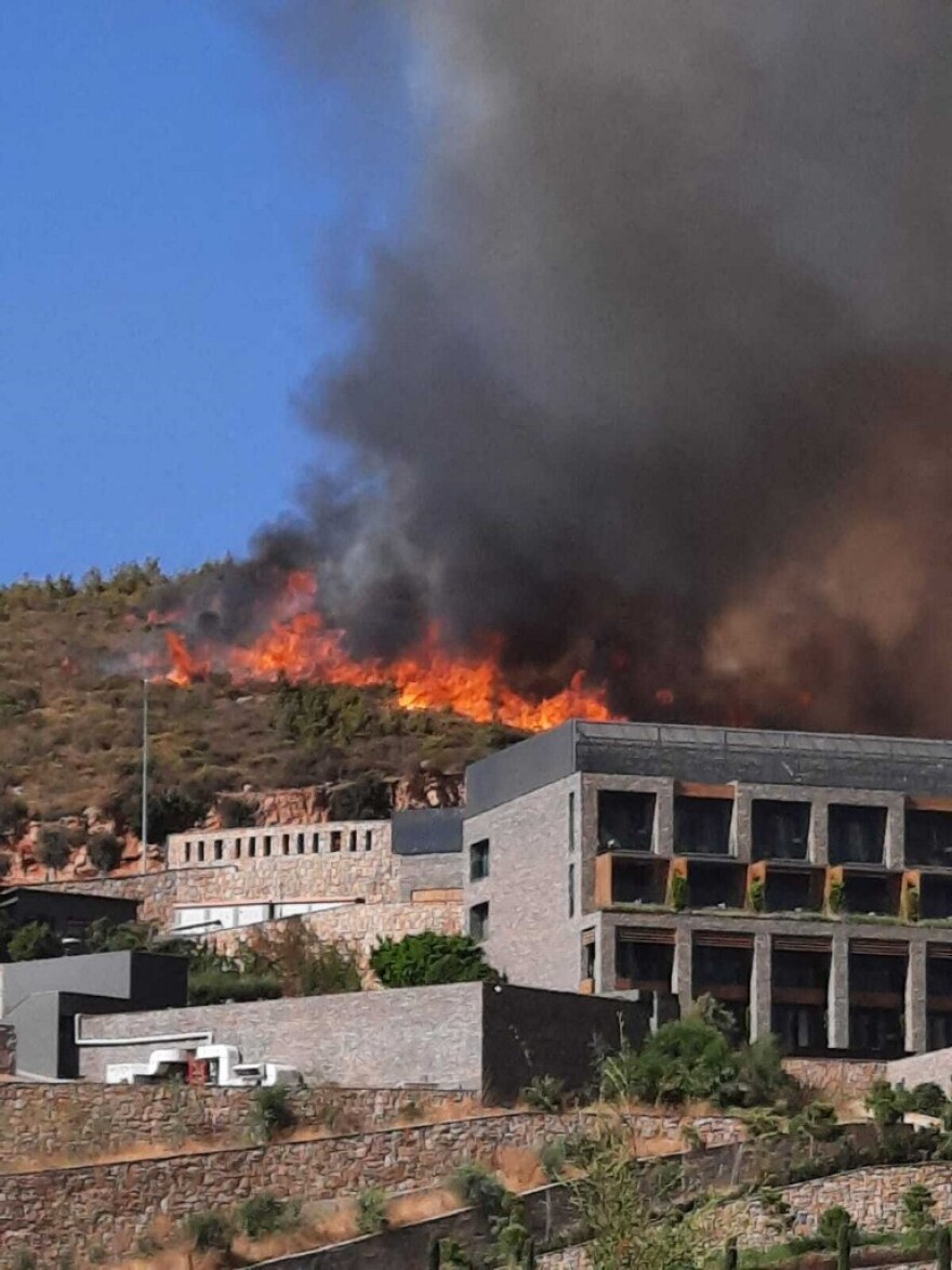 Φωτιά στην Αλικαρνασσό: Τουρίστες και κάτοικοι απομακρύνθηκαν από ξενοδοχεία και σπίτια