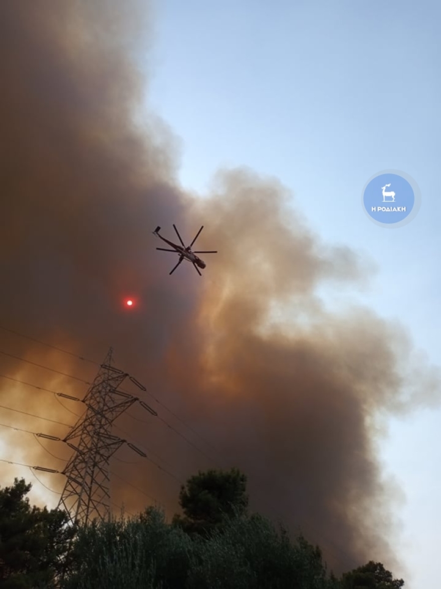 Ανεξέλεγκτη η φωτιά στη Ρόδο - Μήνυμα από το 112 στην Ψίνθο - Χωρίς ρεύμα μεγάλο μέρος του νησιού