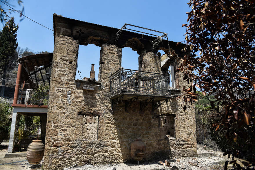 Φωτιά στην Αχαΐα: Εικόνα καταστροφής - Ανυπολόγιστες ζημιές σε σπίτια και καλλιέργειες (φωτογραφίες και βίντεο)