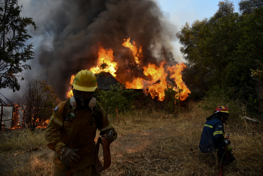 Φωτιά στην Αχαΐα: 20 καμένα σπίτια, ένας τραυματίας με εγκαύματα – Συνεχίζεται η μάχη με τις φλόγες