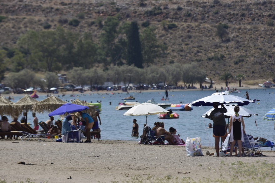 Καύσωνας: Στις παραλίες οι Αθηναίοι για «ανάσες δροσιάς» - Δωρεάν είσοδος σε οργανωμένες πλαζ  - Δείτε φωτογραφίες