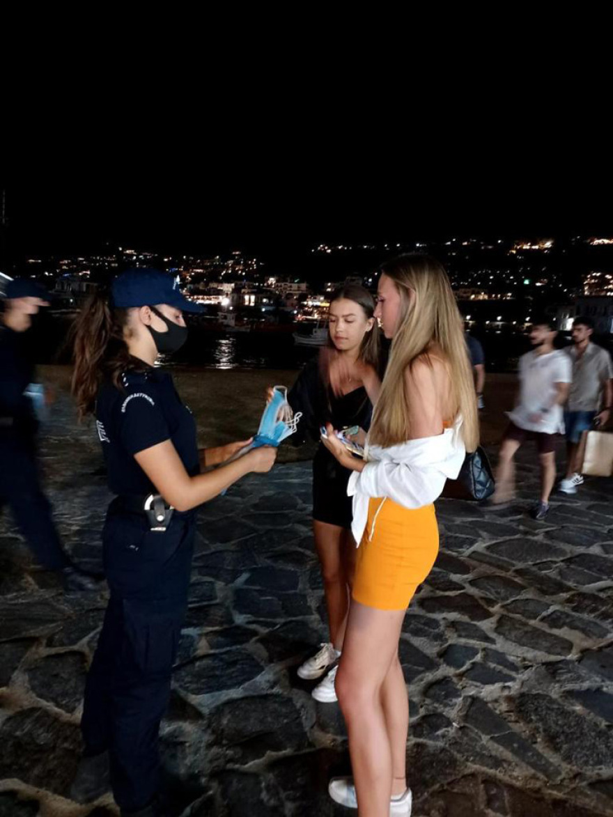 Μύκονος: Αγώνας δρόμου για να γλιτώσει το lockdown - Αστυνομικοί μοιράζουν μάσκες στους τουρίστες