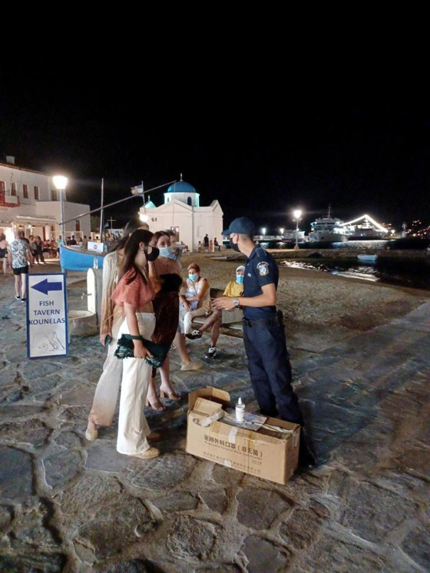 Μύκονος: Αγώνας δρόμου για να γλιτώσει το lockdown - Αστυνομικοί μοιράζουν μάσκες στους τουρίστες