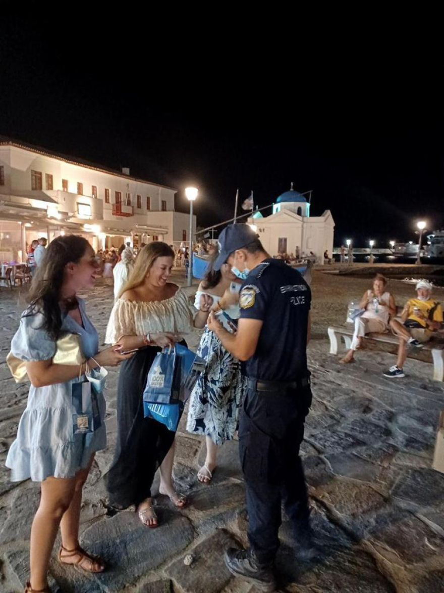 Μύκονος: Αγώνας δρόμου για να γλιτώσει το lockdown - Αστυνομικοί μοιράζουν μάσκες στους τουρίστες