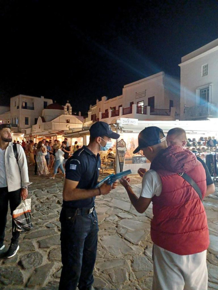 Μύκονος: Αγώνας δρόμου για να γλιτώσει το lockdown - Αστυνομικοί μοιράζουν μάσκες στους τουρίστες
