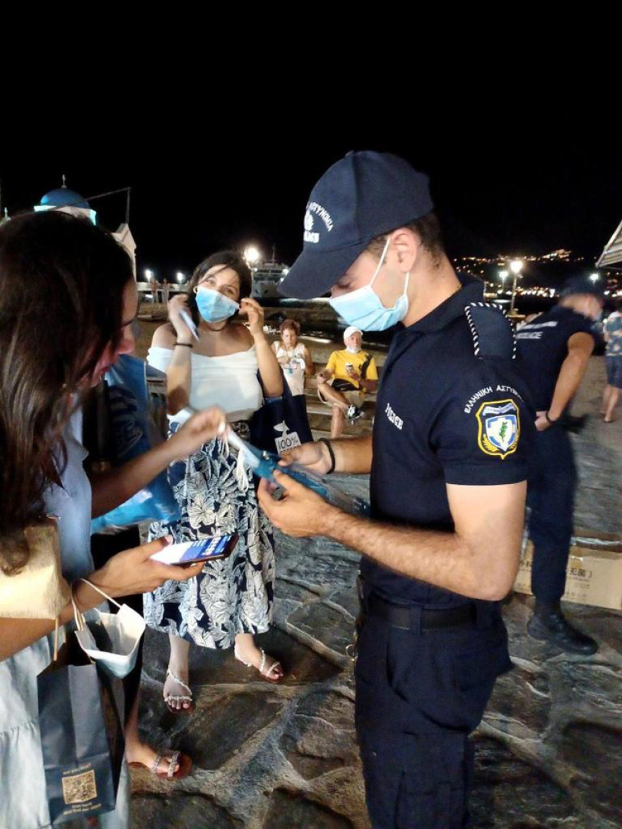 Μύκονος: Αγώνας δρόμου για να γλιτώσει το lockdown - Αστυνομικοί μοιράζουν μάσκες στους τουρίστες