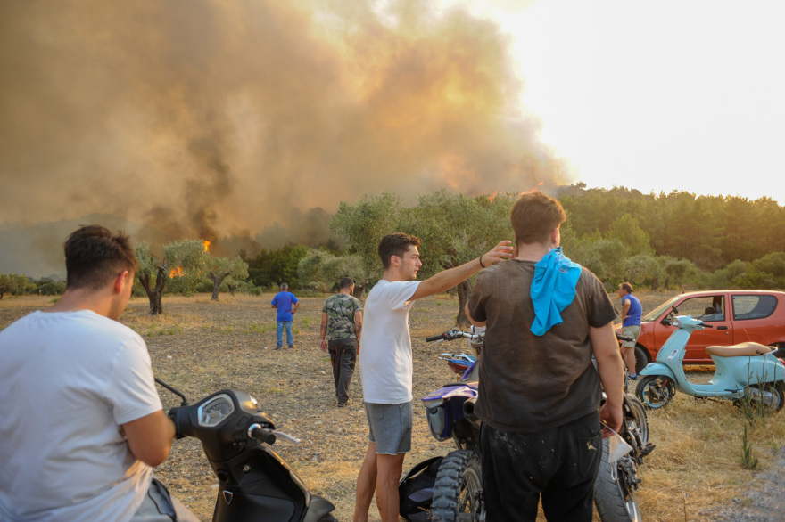 Ανεξέλεγκτη η φωτιά στη Ρόδο - Μήνυμα από το 112 στην Ψίνθο - Χωρίς ρεύμα μεγάλο μέρος του νησιού