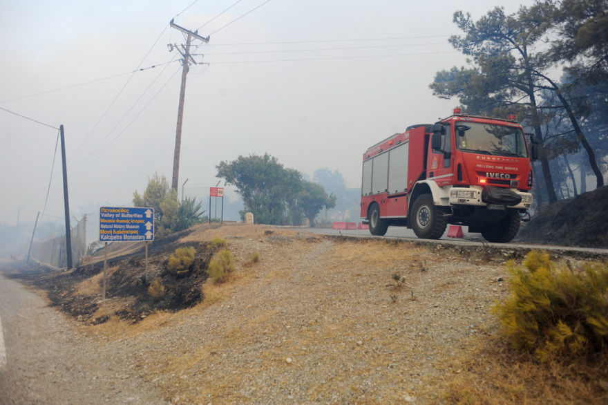 Ανεξέλεγκτη η φωτιά στη Ρόδο - Μήνυμα από το 112 στην Ψίνθο - Χωρίς ρεύμα μεγάλο μέρος του νησιού