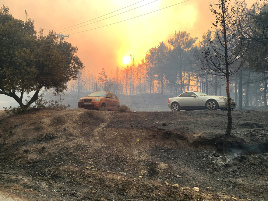 Ανεξέλεγκτη η φωτιά στη Ρόδο - Μήνυμα από το 112 στην Ψίνθο - Χωρίς ρεύμα μεγάλο μέρος του νησιού