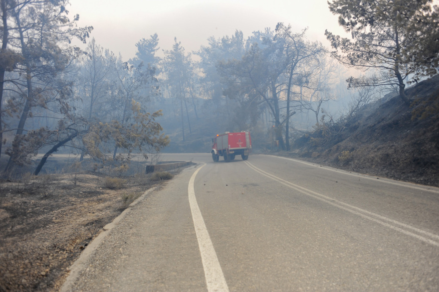 Ανεξέλεγκτη η φωτιά στη Ρόδο - Μήνυμα από το 112 στην Ψίνθο - Χωρίς ρεύμα μεγάλο μέρος του νησιού