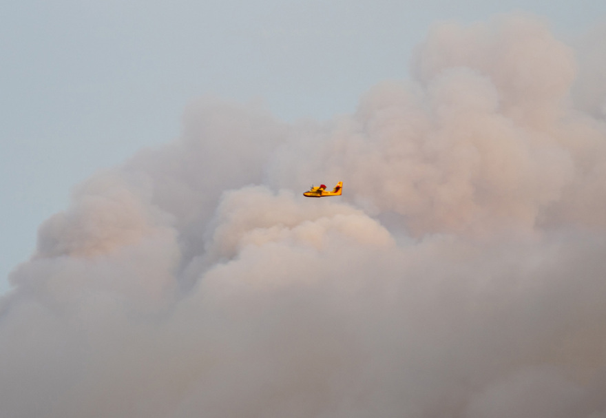 Ανεξέλεγκτη η φωτιά στη Ρόδο - Μήνυμα από το 112 στην Ψίνθο - Χωρίς ρεύμα μεγάλο μέρος του νησιού
