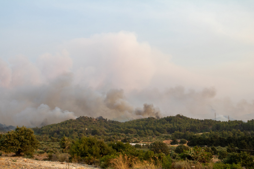 Ανεξέλεγκτη η φωτιά στη Ρόδο - Μήνυμα από το 112 στην Ψίνθο - Χωρίς ρεύμα μεγάλο μέρος του νησιού