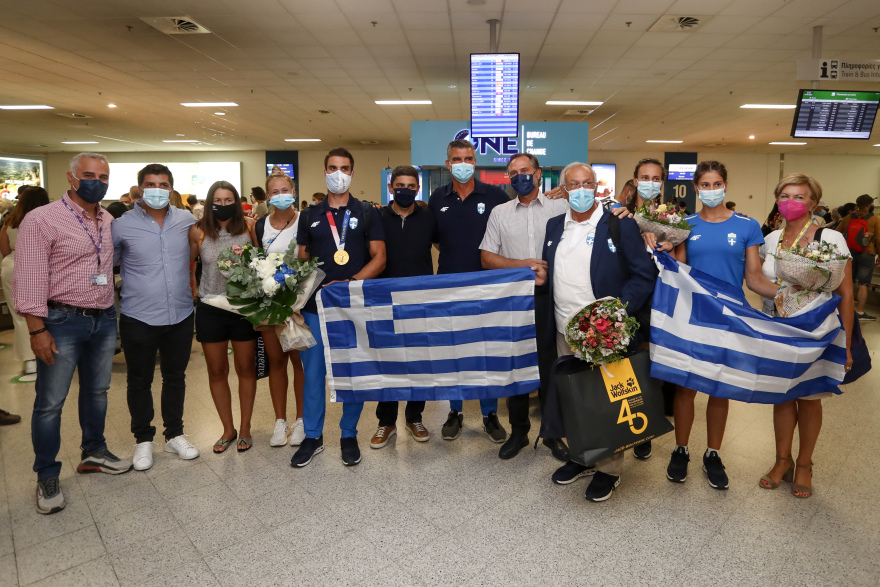 Ολυμπιακοί Αγώνες: Αποθεωτική υποδοχή του χρυσού Ολυμπιονίκη Στέφανου Ντούσκου στο «Ελ. Βενιζέλος» - Δείτε βίντεο