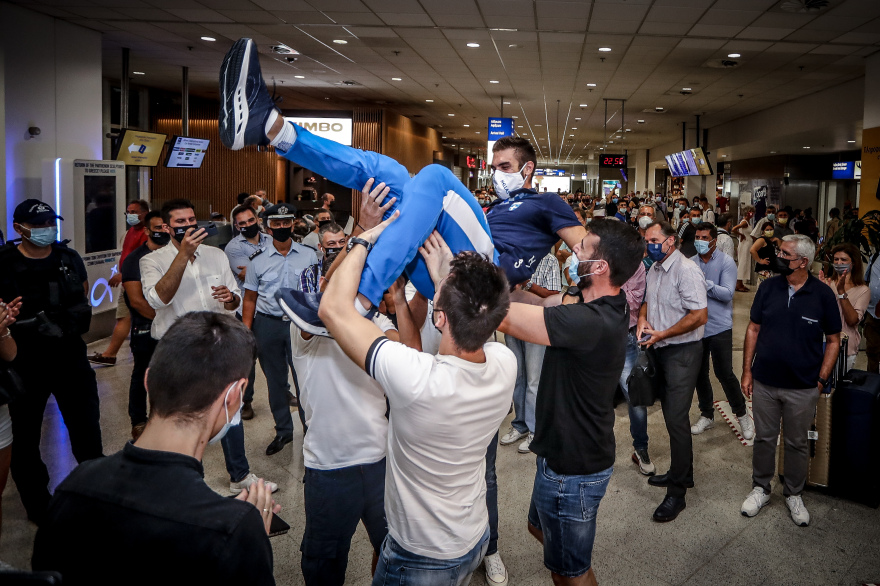 Ολυμπιακοί Αγώνες: Αποθεωτική υποδοχή του χρυσού Ολυμπιονίκη Στέφανου Ντούσκου στο «Ελ. Βενιζέλος» - Δείτε βίντεο