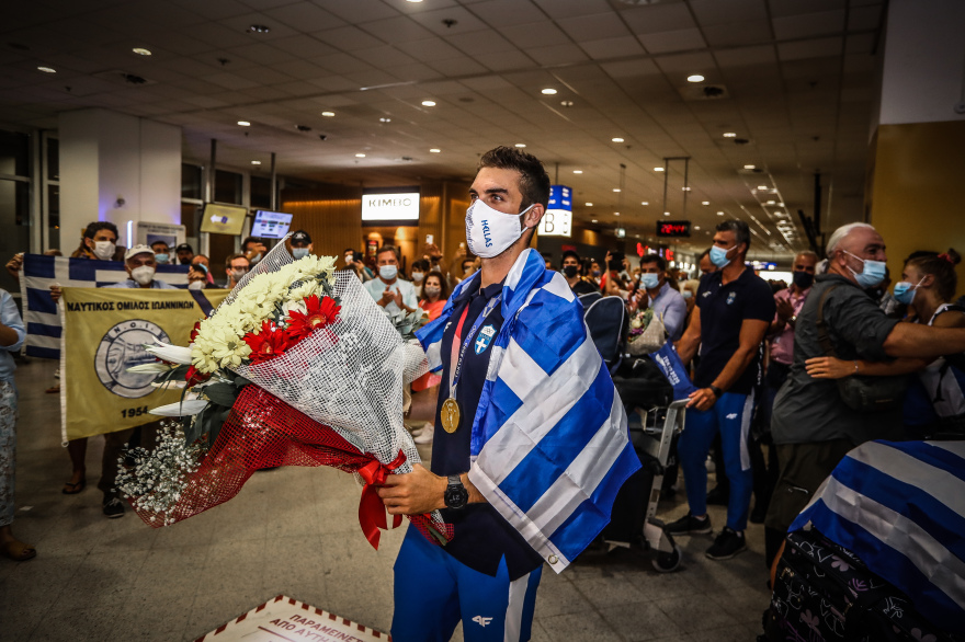 Ολυμπιακοί Αγώνες: Αποθεωτική υποδοχή του χρυσού Ολυμπιονίκη Στέφανου Ντούσκου στο «Ελ. Βενιζέλος» - Δείτε βίντεο