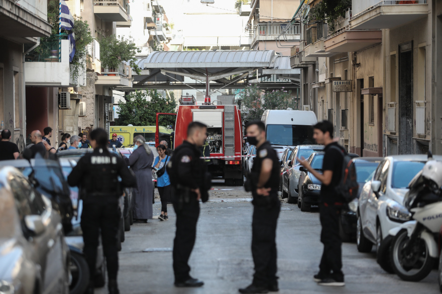 Φωτιά στα Πατήσια: Πιθανό ο ένας από τους δύο νεκρούς να εκσφενδονίστηκε από το διαμέρισμα λόγω έκρηξης