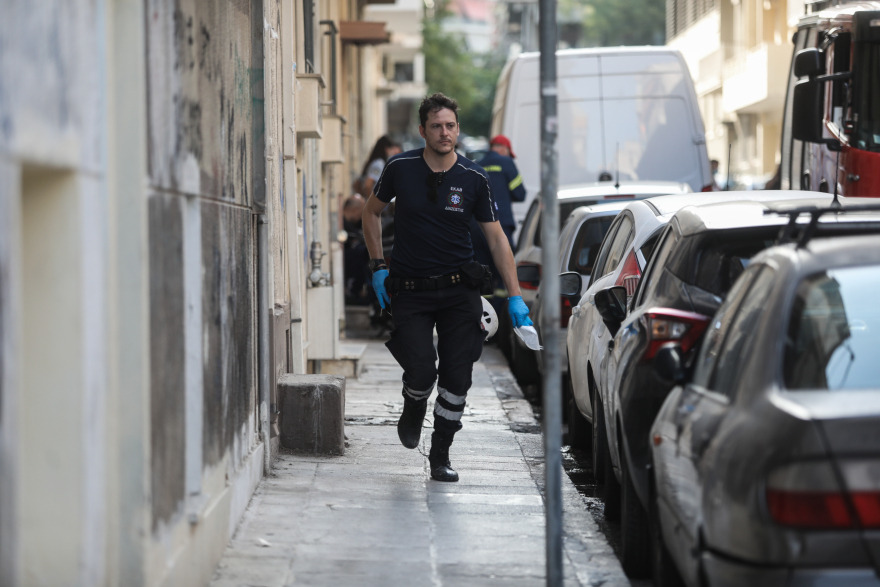 Φωτιά στα Πατήσια: Πιθανό ο ένας από τους δύο νεκρούς να εκσφενδονίστηκε από το διαμέρισμα λόγω έκρηξης