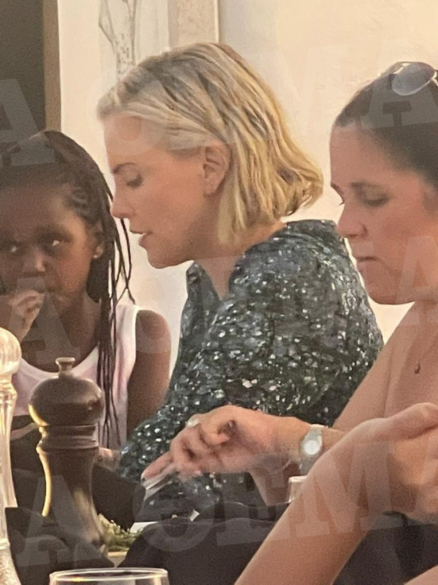 Βουτιές στο Αιγαίο για τη Σαρλίζ Θερόν και τις κόρες της  - Δείτε βίντεο