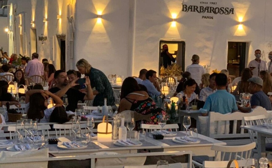 Βουτιές στο Αιγαίο για τη Σαρλίζ Θερόν και τις κόρες της  - Δείτε βίντεο