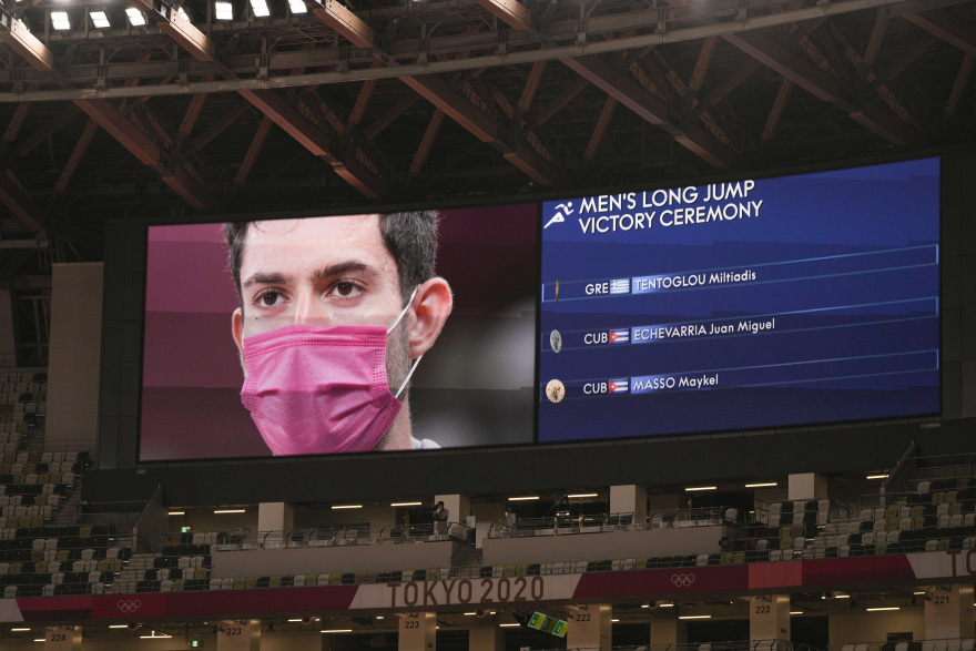 Ολυμπιακοί Αγώνες: Η απονομή του χρυσού μεταλλίου στον Μίλτο Τεντόγλου από τον Χουαντορένα με ήχους από... συρτάκι - Δείτε βίντεο