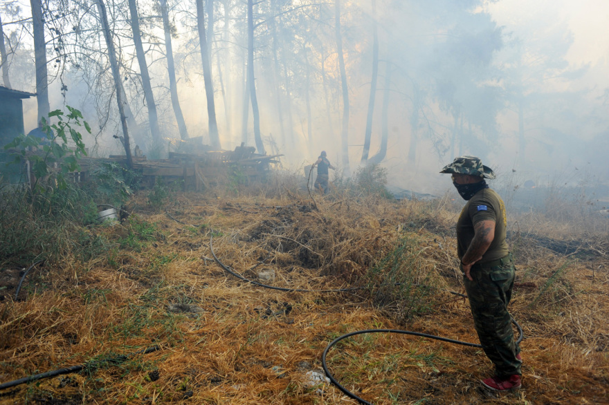 Φωτιά στη Ρόδο: Βελτιώθηκε η εικόνα - Μάχη με τις διάσπαρτες ενεργές εστίες
