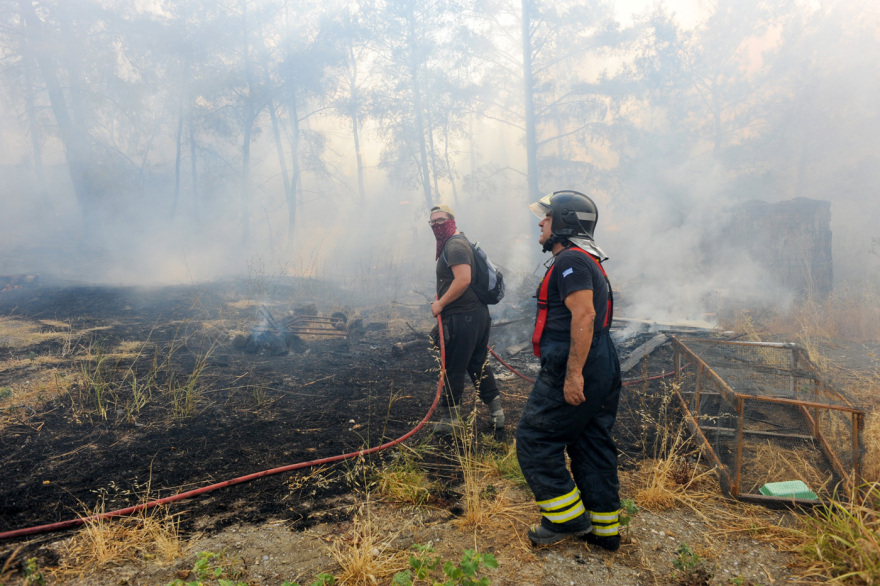 Φωτιά στη Ρόδο: Βελτιώθηκε η εικόνα - Μάχη με τις διάσπαρτες ενεργές εστίες