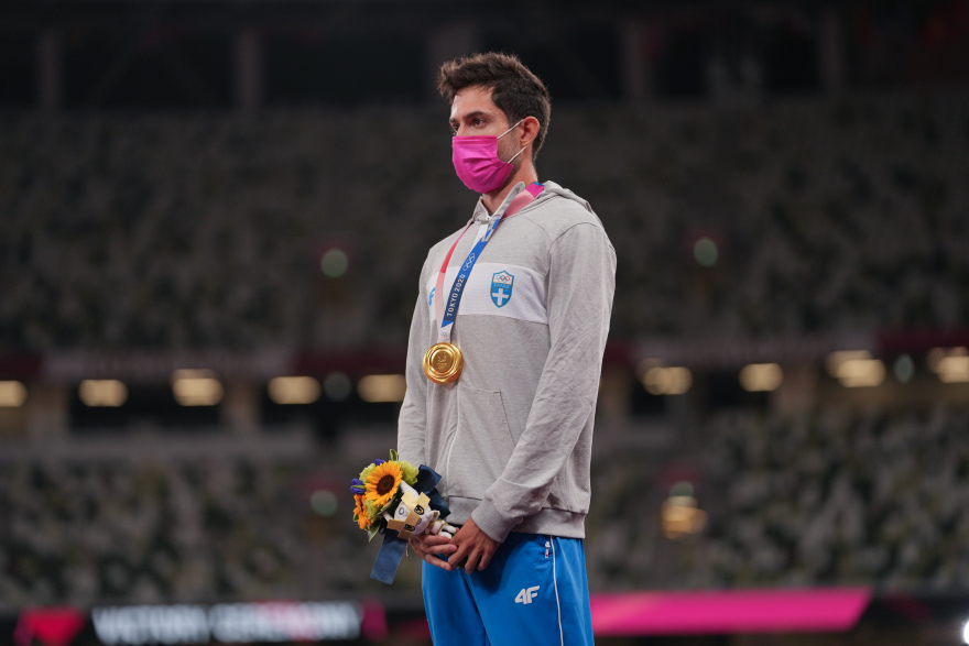 Ολυμπιακοί Αγώνες: Η απονομή του χρυσού μεταλλίου στον Μίλτο Τεντόγλου από τον Χουαντορένα με ήχους από... συρτάκι - Δείτε βίντεο