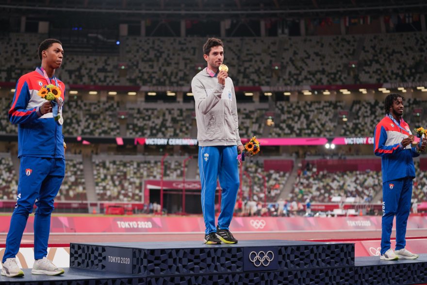 Ολυμπιακοί Αγώνες: Η απονομή του χρυσού μεταλλίου στον Μίλτο Τεντόγλου από τον Χουαντορένα με ήχους από... συρτάκι - Δείτε βίντεο