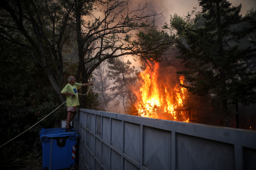 Φωτιά στη Βαρυμπόμπη: Δείτε βίντεο και φωτογραφίες από την πύρινη κόλαση