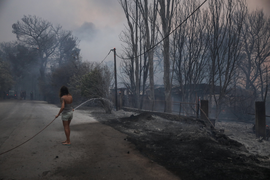 Φωτιά στη Βαρυμπόμπη: Δείτε βίντεο και φωτογραφίες από την πύρινη κόλαση