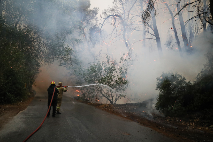 Φωτιά στη Βαρυμπόμπη: Δείτε βίντεο και φωτογραφίες από την πύρινη κόλαση