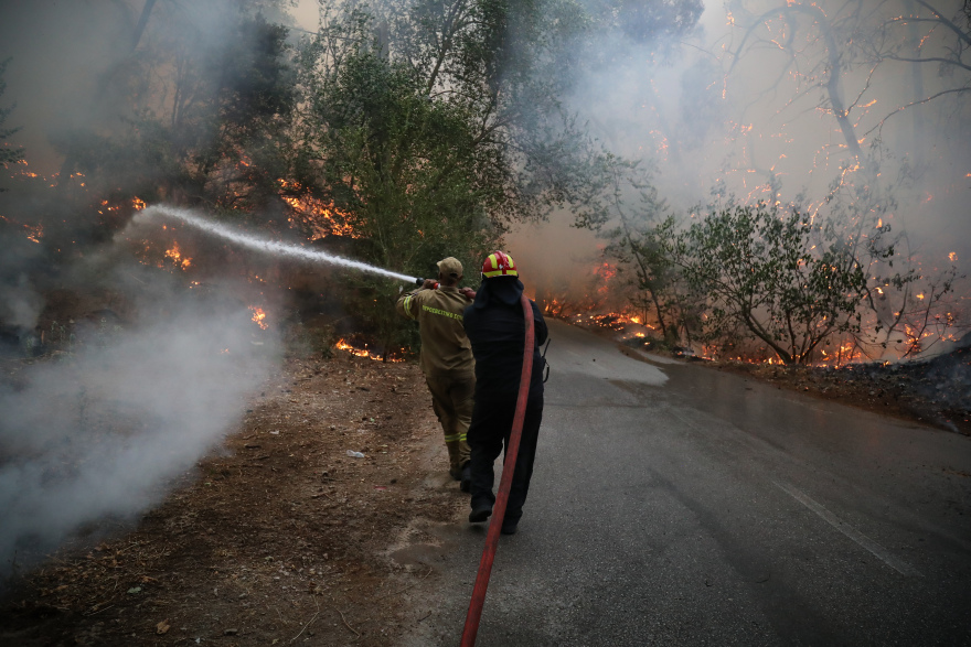 Φωτιά στη Βαρυμπόμπη: Δείτε βίντεο και φωτογραφίες από την πύρινη κόλαση