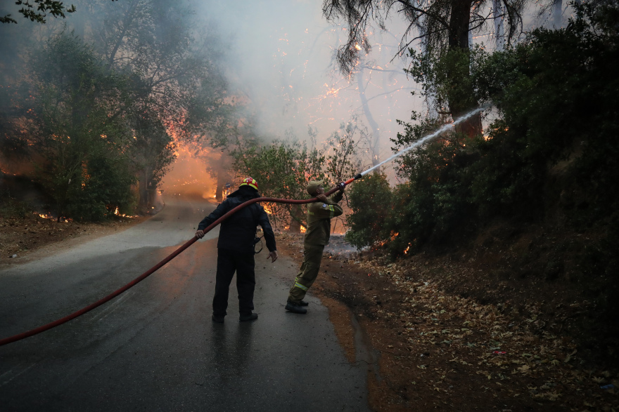 Φωτιά στη Βαρυμπόμπη: Δείτε βίντεο και φωτογραφίες από την πύρινη κόλαση