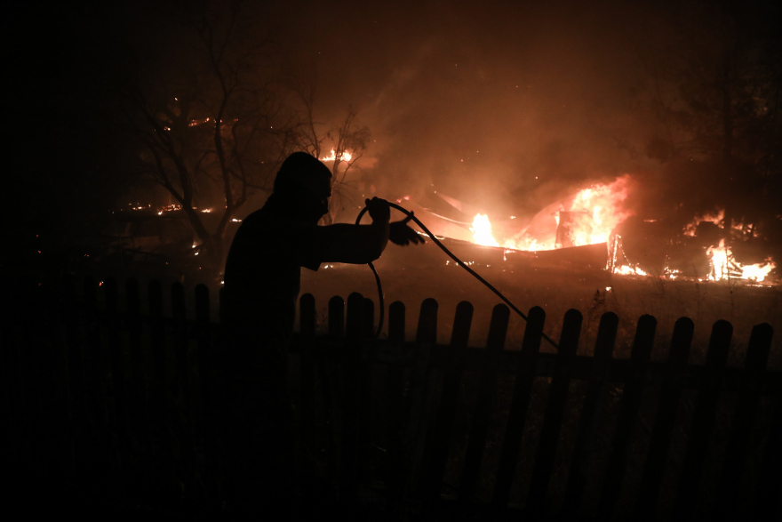 Φωτιά στη Βαρυμπόμπη: Δείτε βίντεο και φωτογραφίες από την πύρινη κόλαση