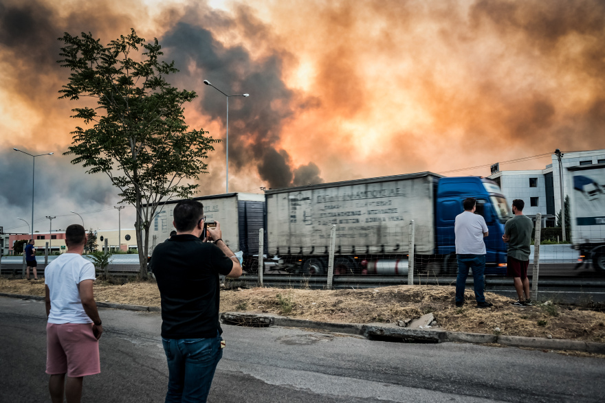 Φωτιά στη Βαρυμπόμπη: Δείτε βίντεο και φωτογραφίες από την πύρινη κόλαση