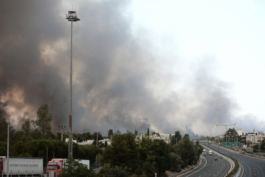 Φωτιά στη Βαρυμπόμπη: Έκλεισε και πάλι η εθνική οδός Αθηνών – Λαμίας