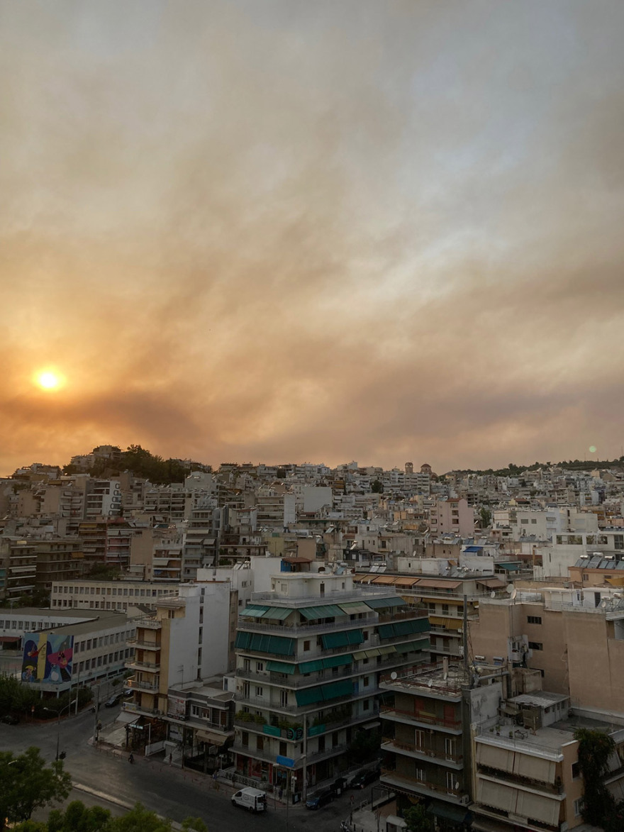 Φωτιά στη Βαρυμπόμπη: Δείτε βίντεο και φωτογραφίες από την πύρινη κόλαση