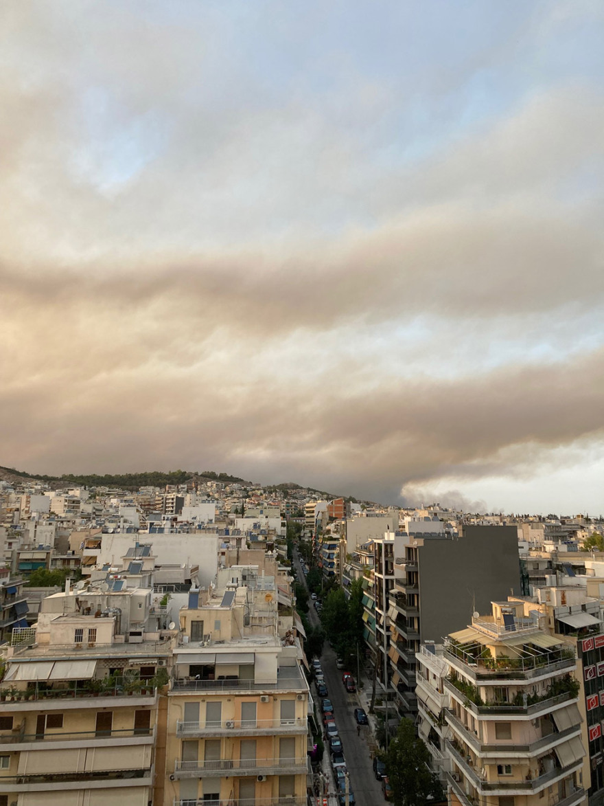 Φωτιά στη Βαρυμπόμπη: Δείτε βίντεο και φωτογραφίες από την πύρινη κόλαση