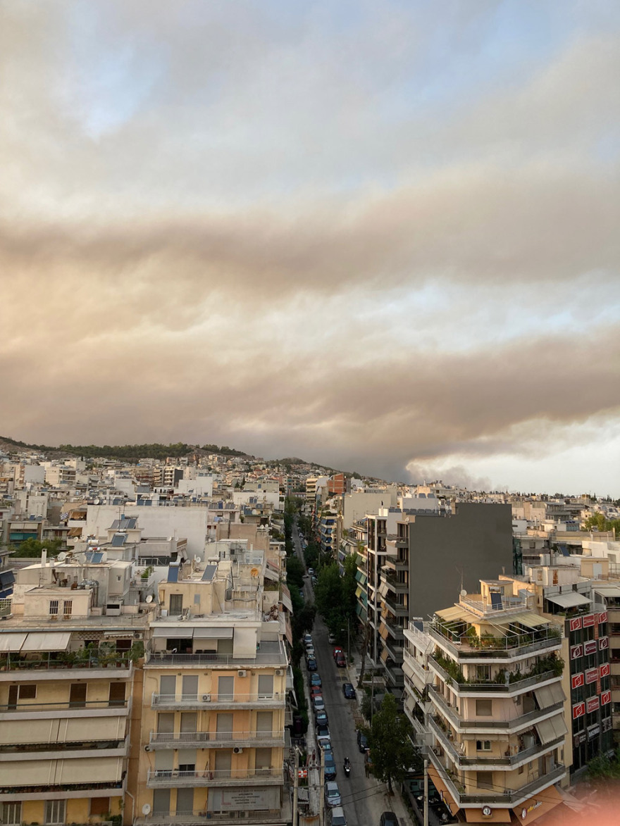 Φωτιά στη Βαρυμπόμπη: Δείτε βίντεο και φωτογραφίες από την πύρινη κόλαση