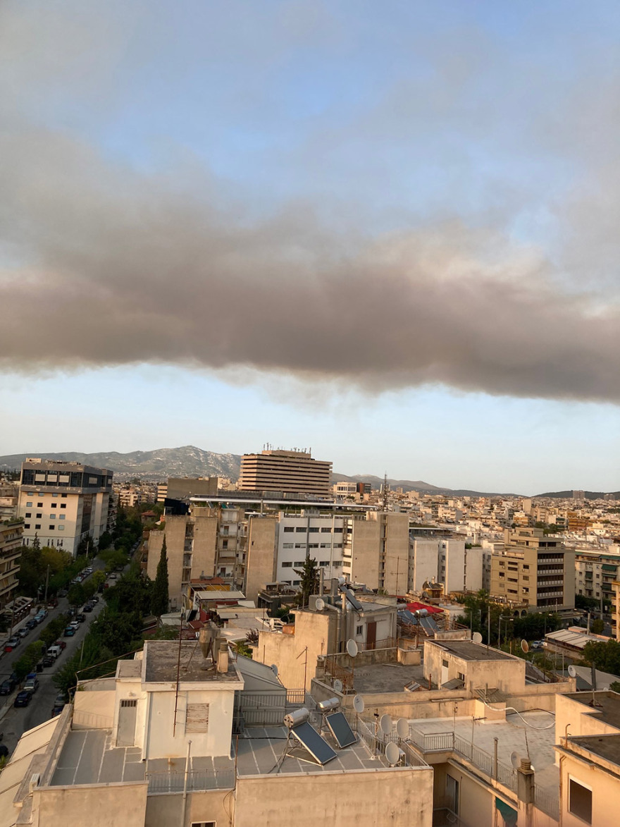 Φωτιά στη Βαρυμπόμπη: Δείτε βίντεο και φωτογραφίες από την πύρινη κόλαση