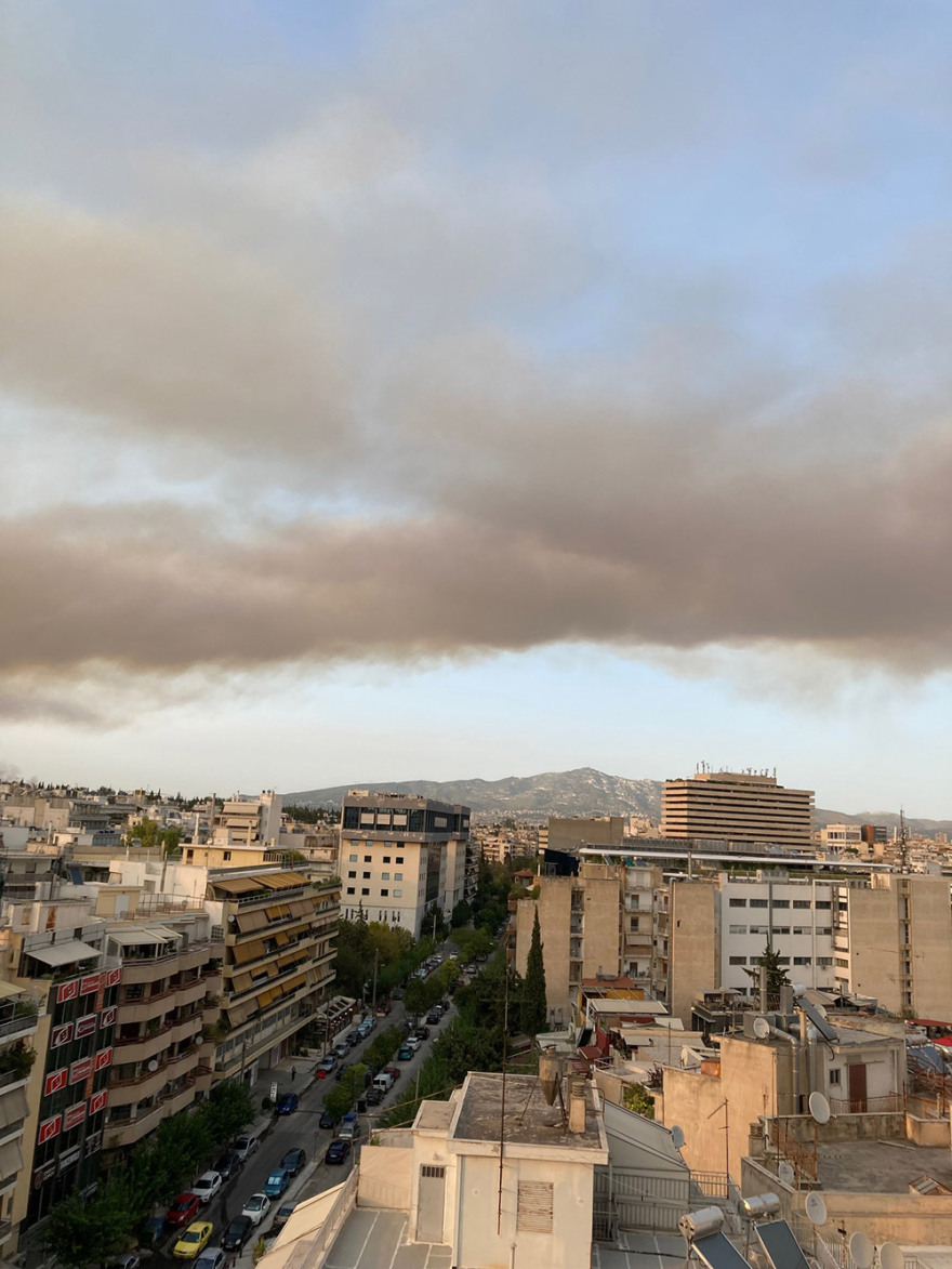 Φωτιά στη Βαρυμπόμπη: Δείτε βίντεο και φωτογραφίες από την πύρινη κόλαση