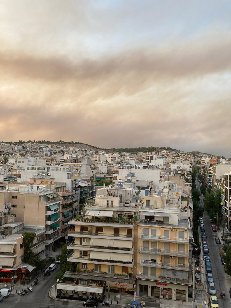 Φωτιά στη Βαρυμπόμπη: Δείτε βίντεο και φωτογραφίες από την πύρινη κόλαση