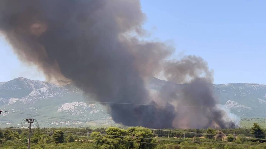 Φωτιά στη Βαρυμπόμπη -  Κινείται προς Βασιλικά Κτήματα - Ανοιγοκλείνει η εθνική οδός  - Δείτε live