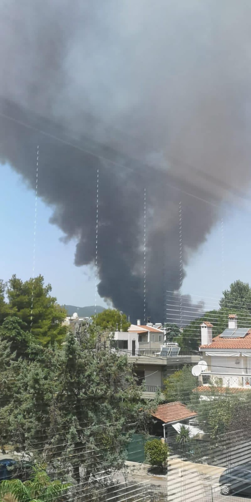 Φωτιά στη Βαρυμπόμπη -  Κινείται προς Βασιλικά Κτήματα - Ανοιγοκλείνει η εθνική οδός  - Δείτε live