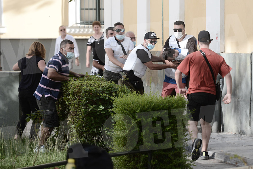 Δάφνη: Στον ανακριτή ο συζυγοκτόνος - Πήγαν να τον... λιντσάρουν συγγενείς της νεκρής